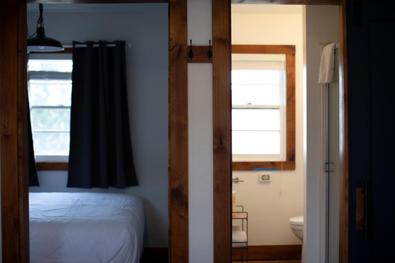 Left Coast Lodge - Pet Friendly Sisters Exterior photo